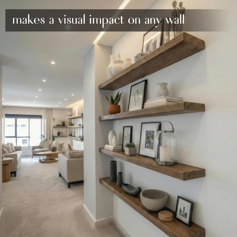 K&ouml;nnte beinhalten: Holzschweberegale mit dekorativen Elementen wie gerahmten Bildern, Vasen und Pflanzen. Der Text "makes a visual impact on any wall" ist im oberen Bereich des Bildes zu sehen. Eine stilvolle Wanddekoration.