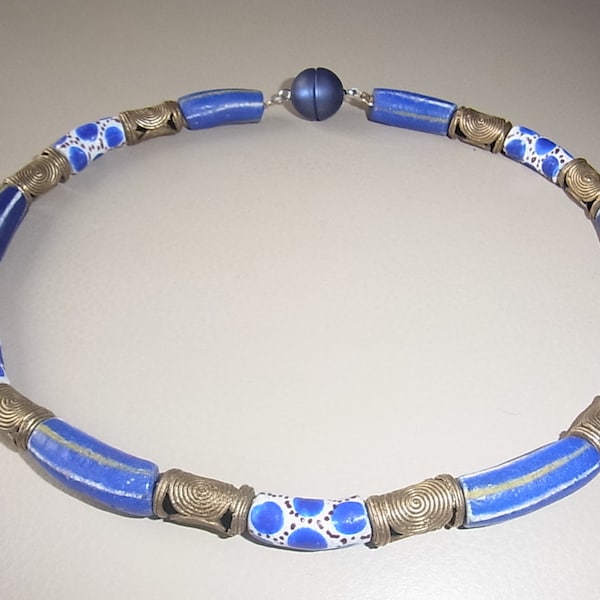 Blaue Halskette "African Queen" Handbemalte Kroboperlen Handgefertigte Messingperlen Upcycling-Produkt Ethnoschmuck Geschenk für Frauen