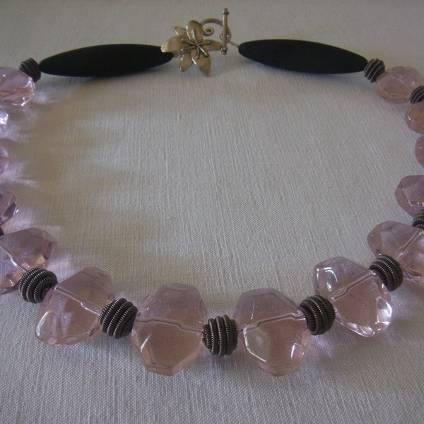 Halskette "Romanze" facettierte rosa Glasperlen ovale Perlen Vintagestil Statementkette dekoratives Collier Geschenk für Blumenfreundin