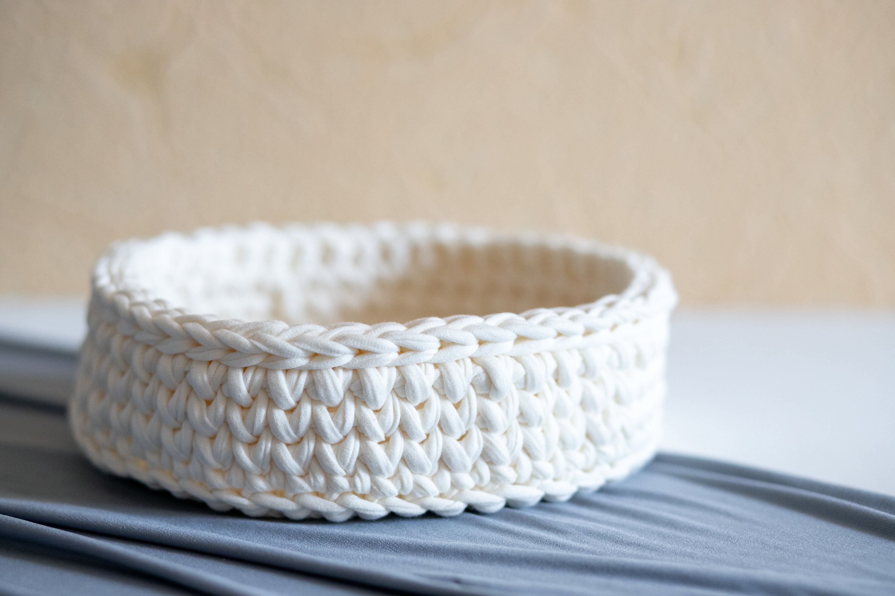 Dekoratives Tablett gehäkelt. Weißer und brauner runder Korb | Etsy