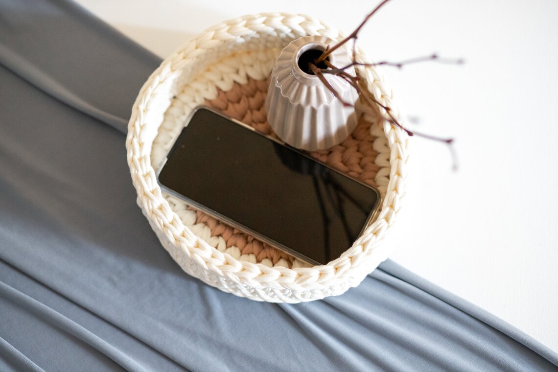 Dekoratives Tablett gehäkelt. Weißer und brauner runder Korb | Etsy