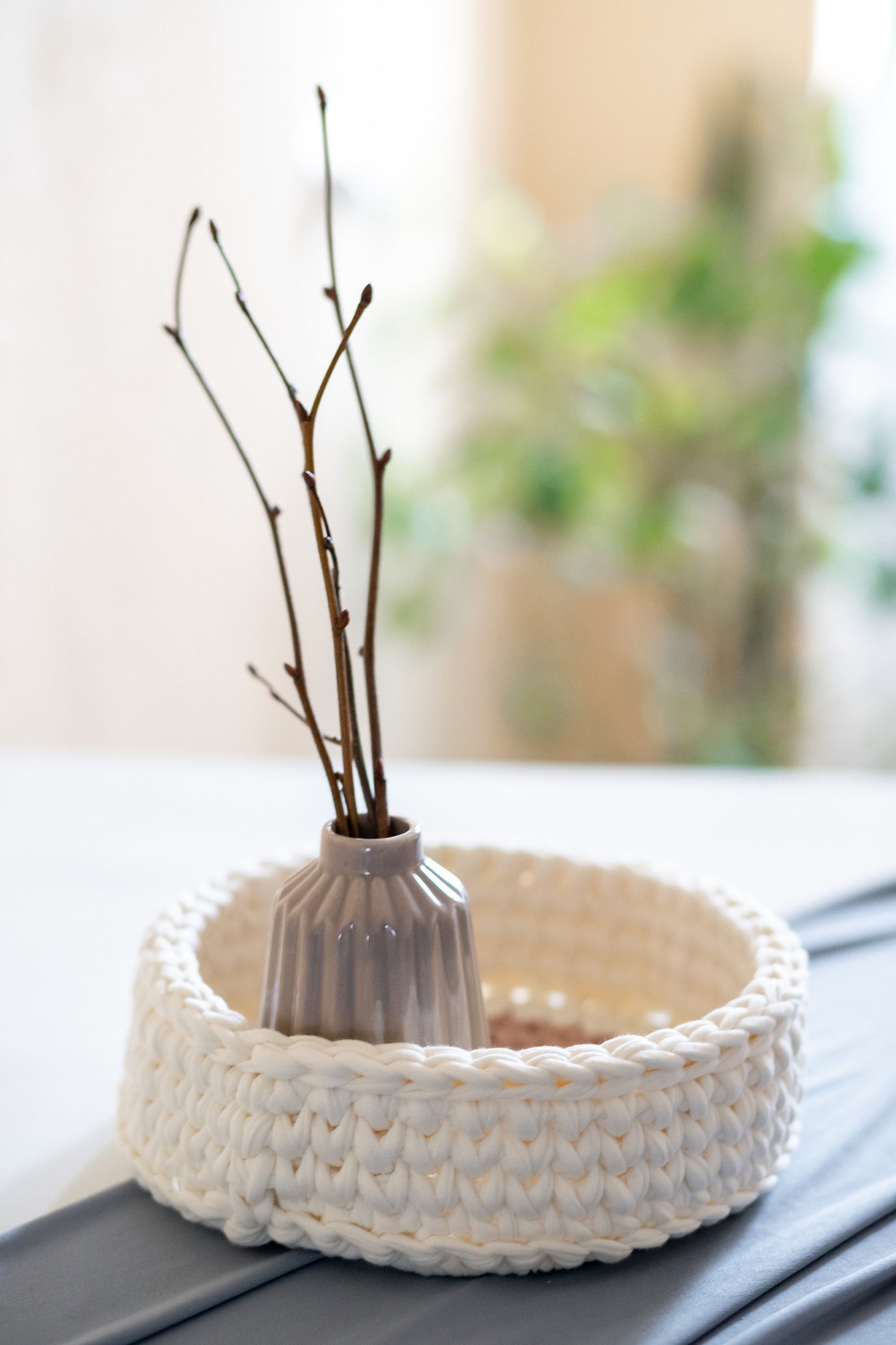 Dekoratives Tablett gehäkelt. Weißer und brauner runder Korb | Etsy