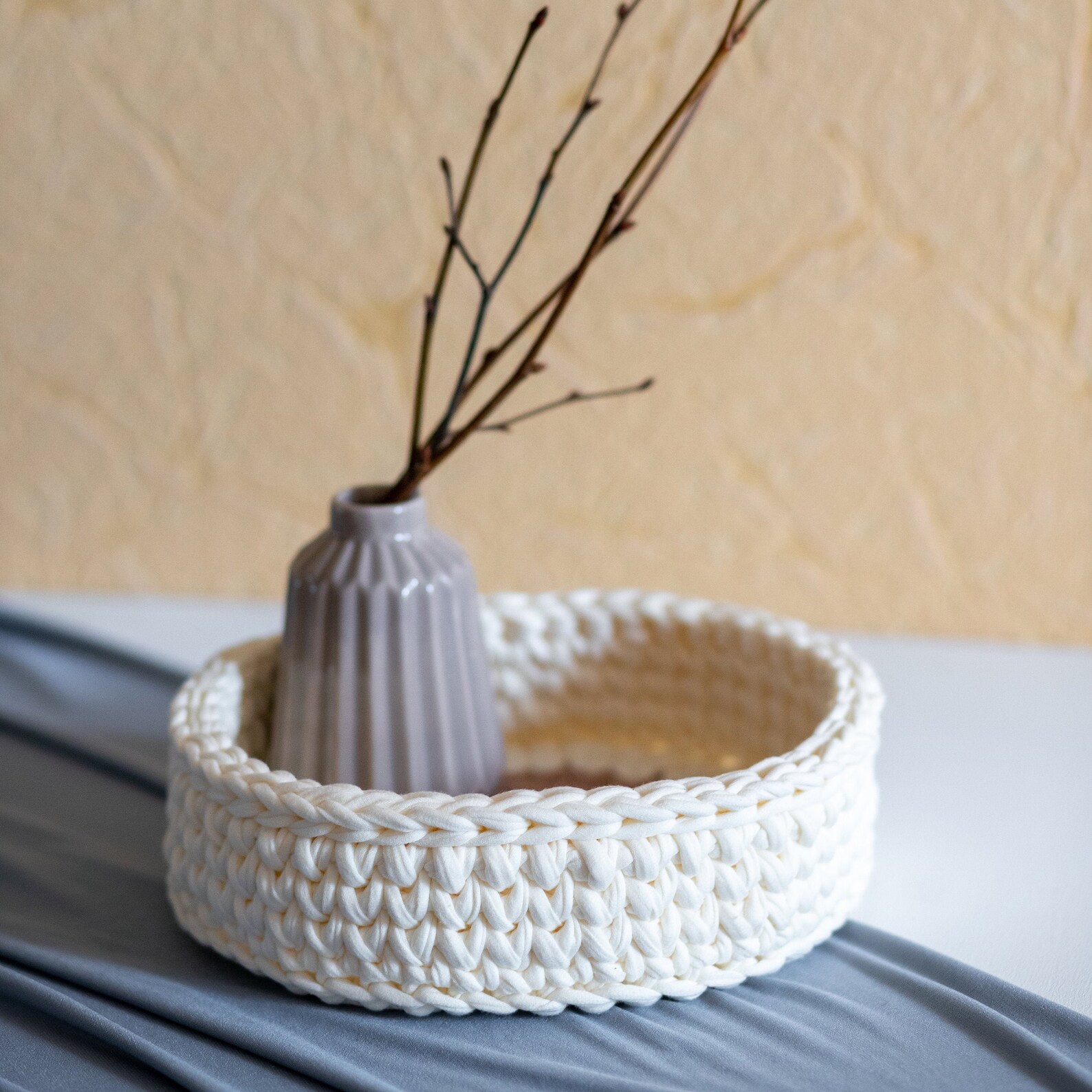 Dekoratives Tablett gehäkelt. Weißer und brauner runder Korb | Etsy