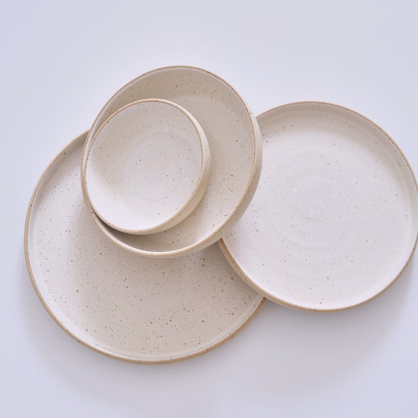 Service de vaisselle en céramique, vaisselle en grès faite main minimaliste, ensemble d'assiettes blanches