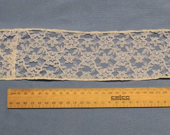 2.6 m (2.84 yd) White Synthetic Lace Trim with 3 Seams