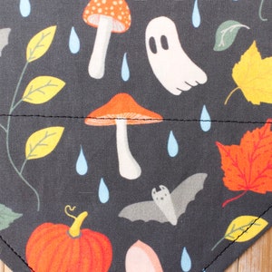 Peut inclure: Tissu noir avec un motif r&eacute;p&eacute;t&eacute; de champignons orange et blancs, de chauves-souris grises, de fant&ocirc;mes blancs, de feuilles orange et jaunes et de gouttes de pluie bleues.