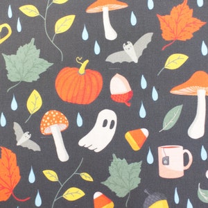 Peut inclure: Un fond noir avec un motif r&eacute;p&eacute;t&eacute; d'illustrations sur le th&egrave;me de l'automne et d'Halloween. Le motif comprend des citrouilles, des champignons, des chauves-souris, des fant&ocirc;mes, des feuilles, des glands, du ma&iuml;s sucr&eacute; et des tasses &agrave; th&eacute;.