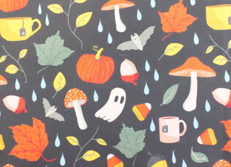 Peut inclure: Un fond noir avec un motif r&eacute;p&eacute;t&eacute; d'illustrations sur le th&egrave;me de l'automne et d'Halloween. Le motif comprend des citrouilles, des champignons, des chauves-souris, des fant&ocirc;mes, des feuilles, des glands, du ma&iuml;s sucr&eacute; et des tasses &agrave; th&eacute;.