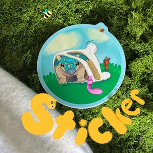 Puede incluir: Una pegatina redonda con una ilustración de dibujos animados de una criatura parecida a una tortuga con una máscara azul, rodeada de cielo azul y hierba verde. La palabra "Sticker" está escrita en amarillo. También se ven una abeja y un caracol.