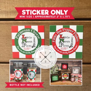 K&ouml;nnte beinhalten: Zwei Aufkleber mit den Ma&szlig;en 5 cm x 4,5 cm, die einen rot-wei&szlig; karierten Hintergrund mit einem gr&uuml;nen Kreis mit dem Text "Filthy Hot Pepper Flakes" und "Little Nero's Pizza" sowie einen gr&uuml;n-wei&szlig; karierten Hintergrund mit einem roten Kreis mit dem Text "Parmesan Cheese" und "Little Nero's Pizza" zeigen. Die Aufkleber sind zum Verkauf und nicht im Kaufpreis der Flaschen enthalten.