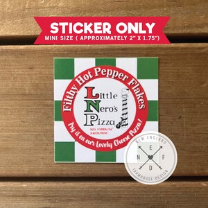 K&ouml;nnte beinhalten: Ein roter und wei&szlig;er Aufkleber mit dem Text "Filthy Hot Pepper Flakes" und "Little Nero's Pizza" in einem Kreis. Der Aufkleber befindet sich auf einem gr&uuml;n-wei&szlig; karierten Hintergrund. Der Aufkleber ist etwa 5 cm x 4,5 cm gro&szlig;.