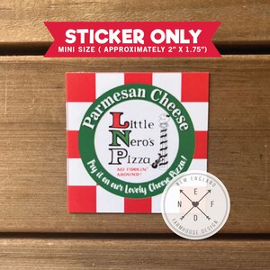 K&ouml;nnte beinhalten: Ein quadratischer Aufkleber mit einem rot-wei&szlig; karierten Hintergrund. Der Aufkleber zeigt einen gr&uuml;nen Kreis mit dem Text "Parmesan Cheese" und ein Logo f&uuml;r "Little Nero's Pizza". Das Logo enth&auml;lt einen Cartoon-Turm mit dem Text "No Fiddlin' Around!" und den Spruch "Try it on our Lovely Cheese Pizza!" Der Aufkleber enth&auml;lt auch einen kleineren wei&szlig;en Kreis mit einem Kompass-Design und dem Text "New England Farmhouse Design".