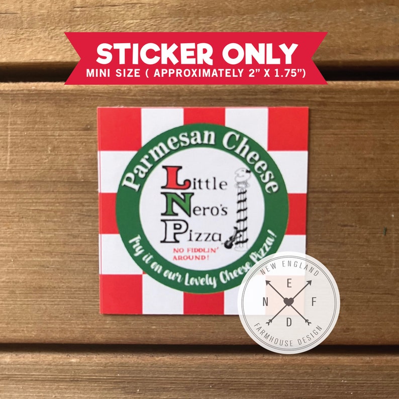 K&ouml;nnte beinhalten: Ein quadratischer Aufkleber mit einem rot-wei&szlig; karierten Hintergrund. Der Aufkleber zeigt einen gr&uuml;nen Kreis mit dem Text "Parmesan Cheese" und ein Logo f&uuml;r "Little Nero's Pizza". Das Logo enth&auml;lt einen Cartoon-Turm mit dem Text "No Fiddlin' Around!" und den Spruch "Try it on our Lovely Cheese Pizza!" Der Aufkleber enth&auml;lt auch einen kleineren wei&szlig;en Kreis mit einem Kompass-Design und dem Text "New England Farmhouse Design".