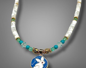 Bunny-bedelketting - parelmoer en Swarovski-kristal - speelse energie