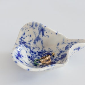 Plato de cerámica para anillos, plato de joyería de porcelana, cuenco de anillos blanco y azul, plato de sal, cuenco irregular, cuenco de azúcar, abalorio o plato para llaves, bandeja de anillos
