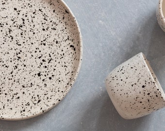 白黒陶器皿、モダンな食器、黒い斑点のある白い皿、ストーンウェアのインクスプラッター皿、手作りの皿