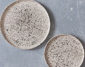 白黒陶器皿、モダンな食器、黒い斑点のある白い皿、ストーンウェアの