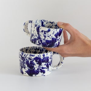 Ceramic mug with cobalt splashes, White modern ceramic cup, Stoneware ceramic tumbler with handle, coffee mug blue splatters