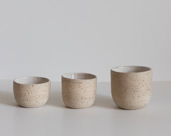 Minimale Steinzeug-Keramik-Kaffeetasse, natürliche gesprenkelte Keramikbecher, erdige Keramik, handgemachte Tasse, Cappuccino-Tasse, Milchkaffeetasse ohne Griff
