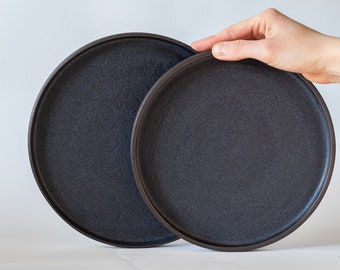 PLAQUES EN CÉRAMIQUE SET-Minimal Plates With Rim-Black Matte Dishes-Unglazed Dinnerware-Navy Dishes-Natural Stoneware Plate Set-Modern Kitchenware