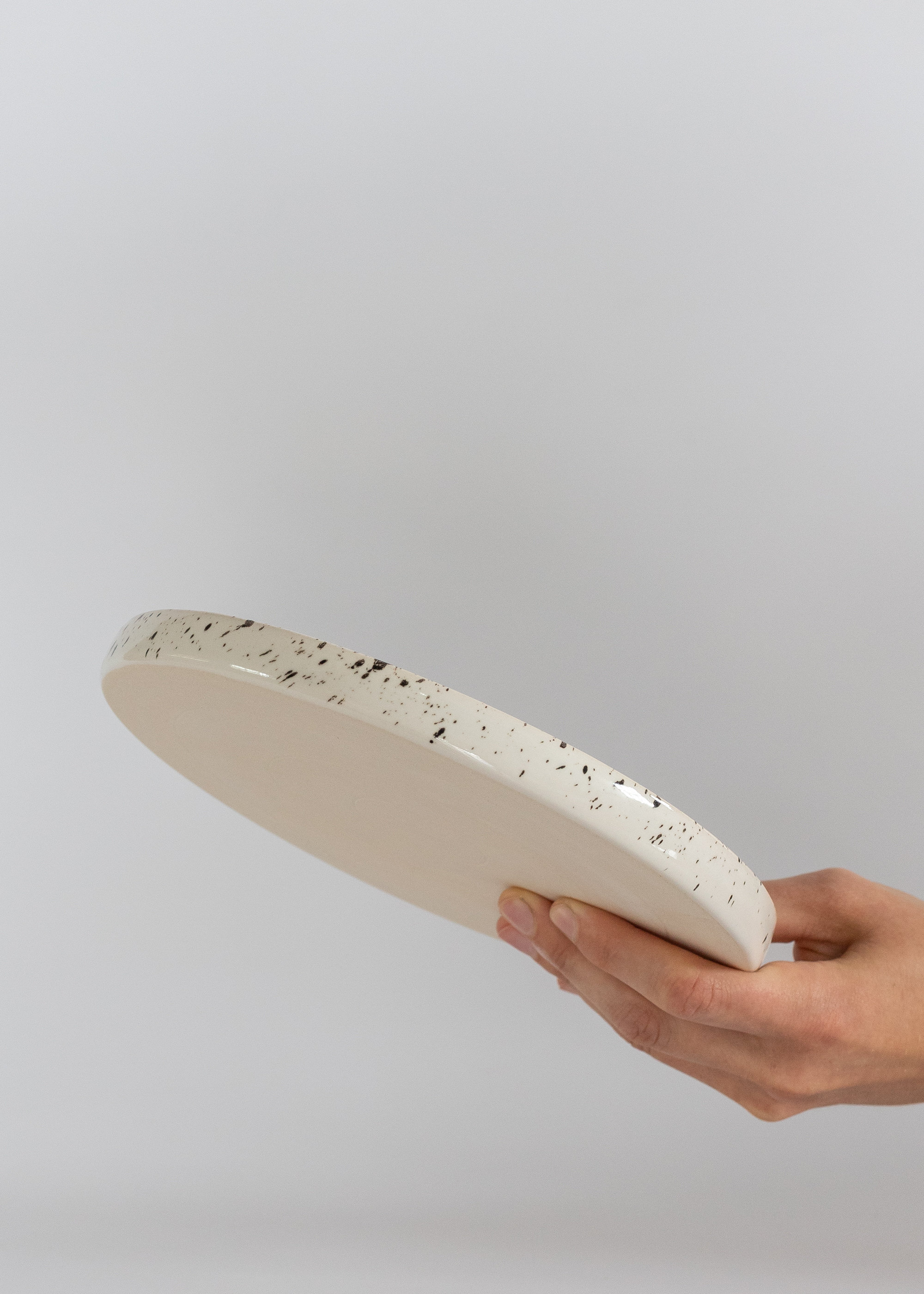 白黒陶器皿、モダンな食器、黒い斑点のある白い皿、ストーンウェアの