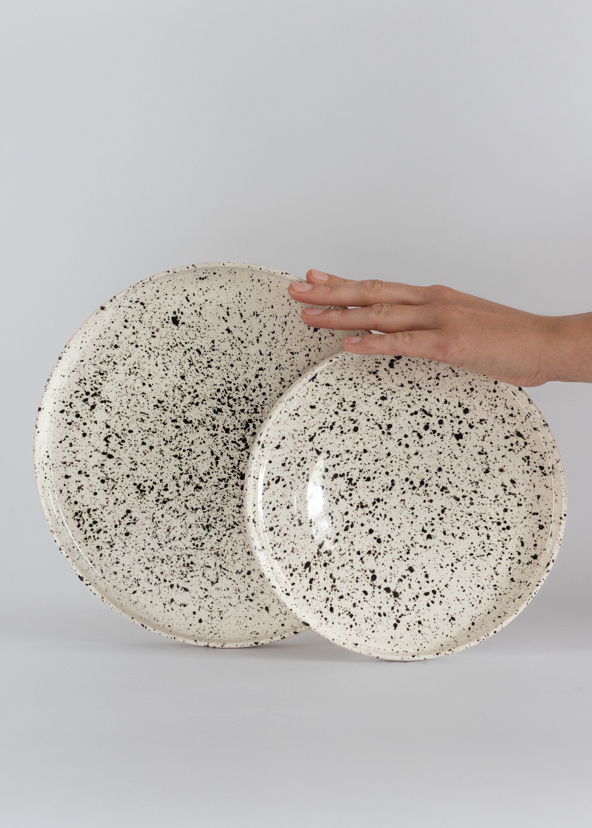 白黒陶器皿、モダンな食器、黒い斑点のある白い皿、ストーンウェアの