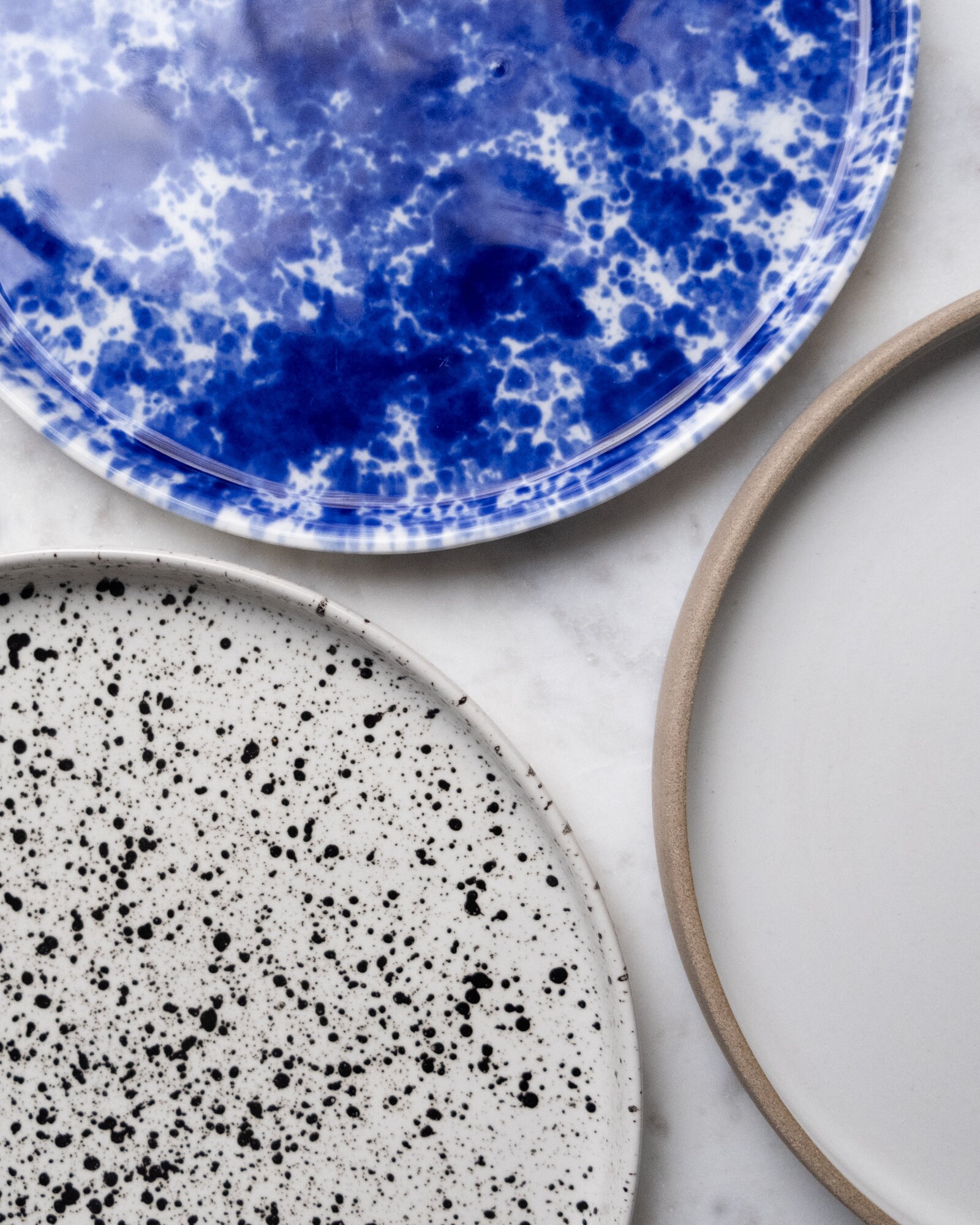 白黒陶器皿、モダンな食器、黒い斑点のある白い皿、ストーンウェアの