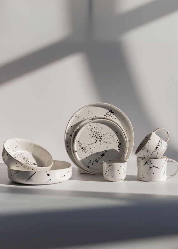 白黒のモダンなセラミックプレートセット、インクが飛び散った白い食器