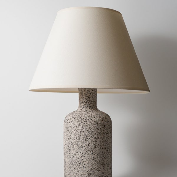 Lampe de table minimaliste en céramique, abat-jour lisse écru et base en céramique brute grise mate, décoration d'intérieur japonaise