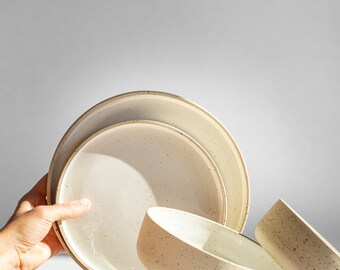 Platos de ceramica minimos con borde platos moteados con borde arcilla beige sin esmaltar y vajilla de gres esmaltado blanco brillante platos crudos Etsy Espana