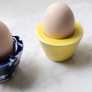 Porte-oeufs en céramique fait main, soucoupe à oeufs, pelle à oeufs colorée, décoration de cuisine joyeuse, céramique colorée