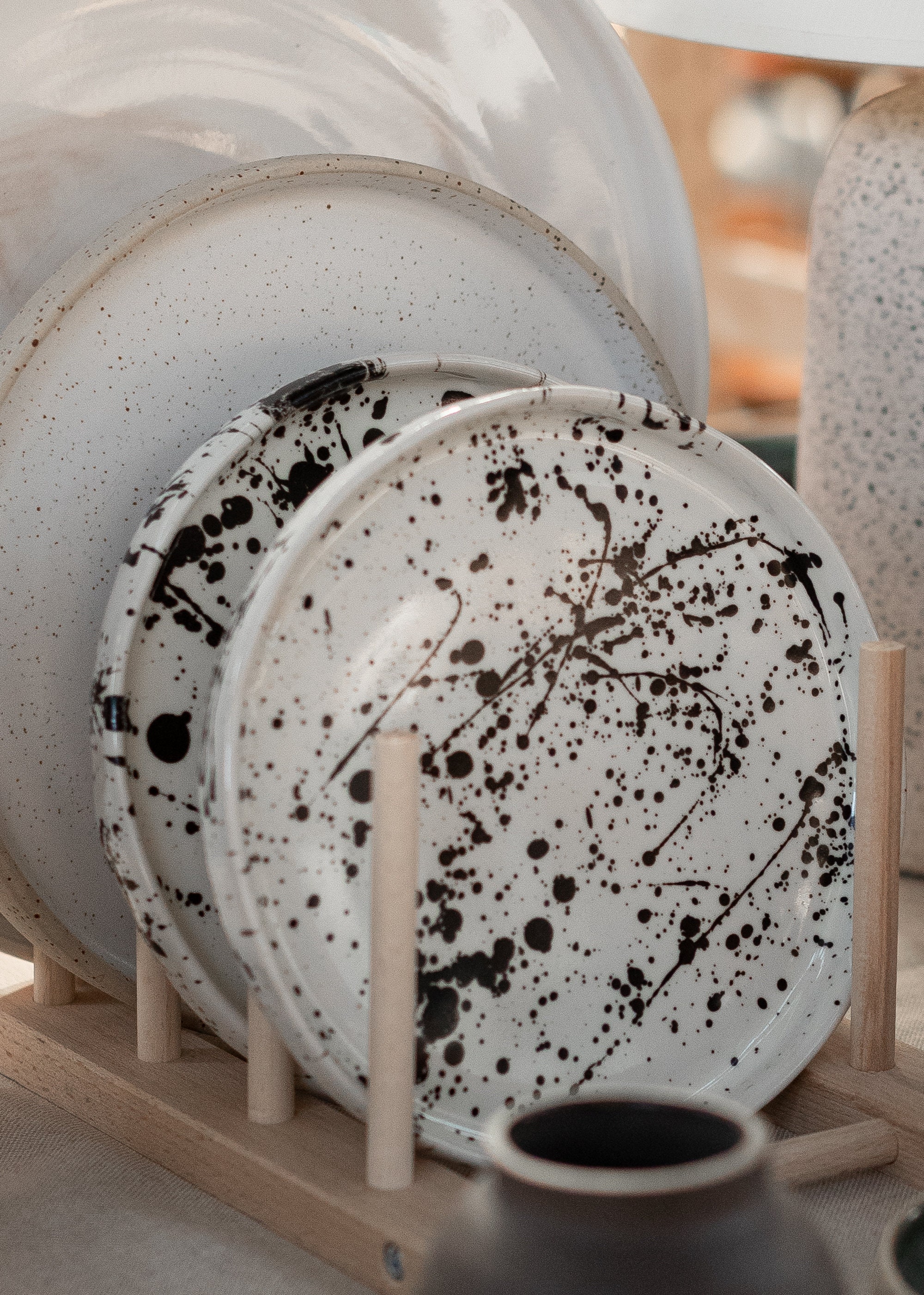 白黒陶器皿、モダンな食器、黒い斑点のある白い皿、ストーンウェア皿