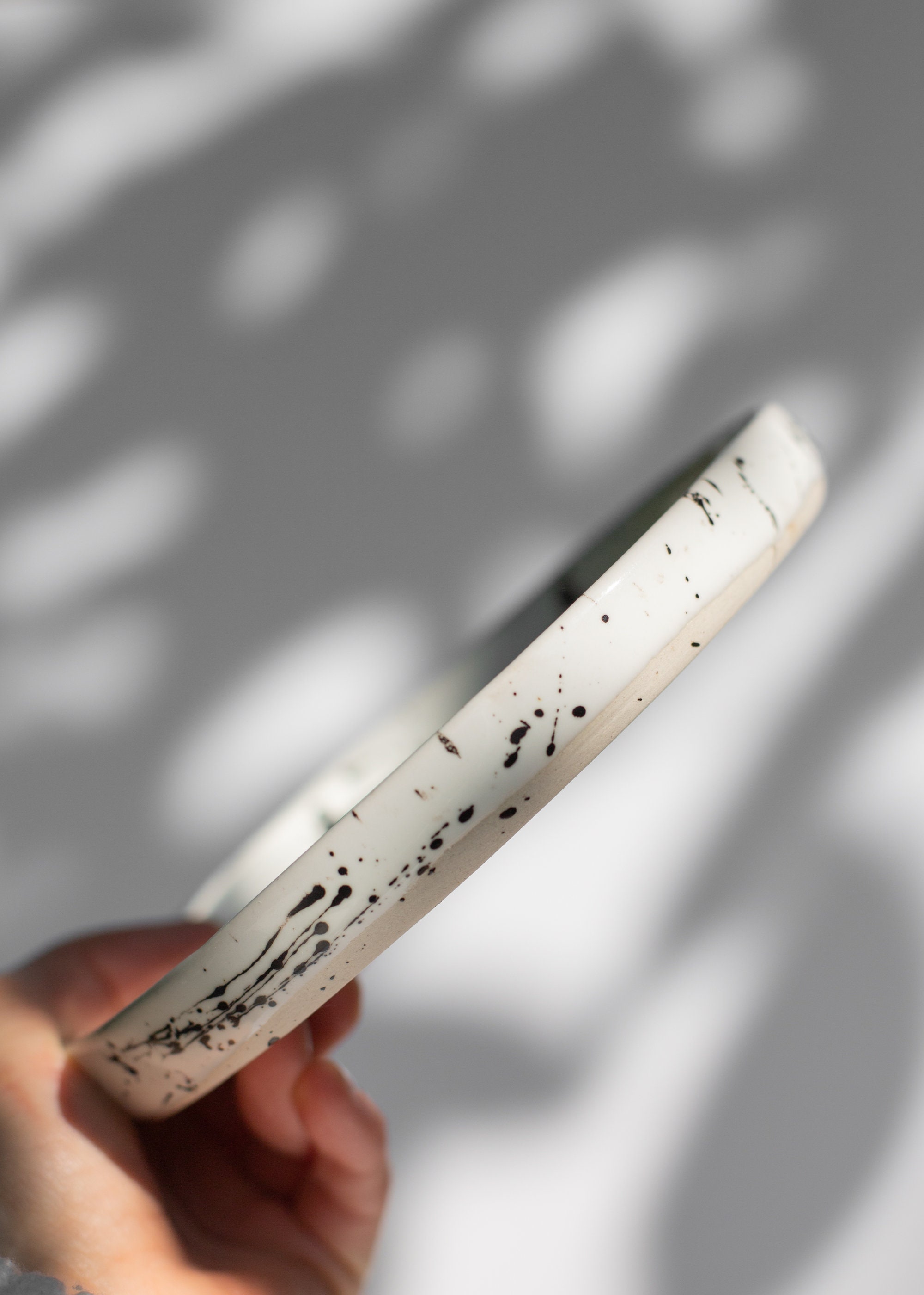 白黒陶器皿、モダンな食器、黒い斑点のある白い皿、ストーンウェア皿