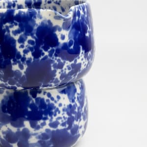 K&ouml;nnte beinhalten: Eine blaue und wei&szlig;e Keramikvase mit einem gesprenkelten Muster. Die Vase besteht aus zwei Teilen, die &uuml;bereinander gestapelt sind.