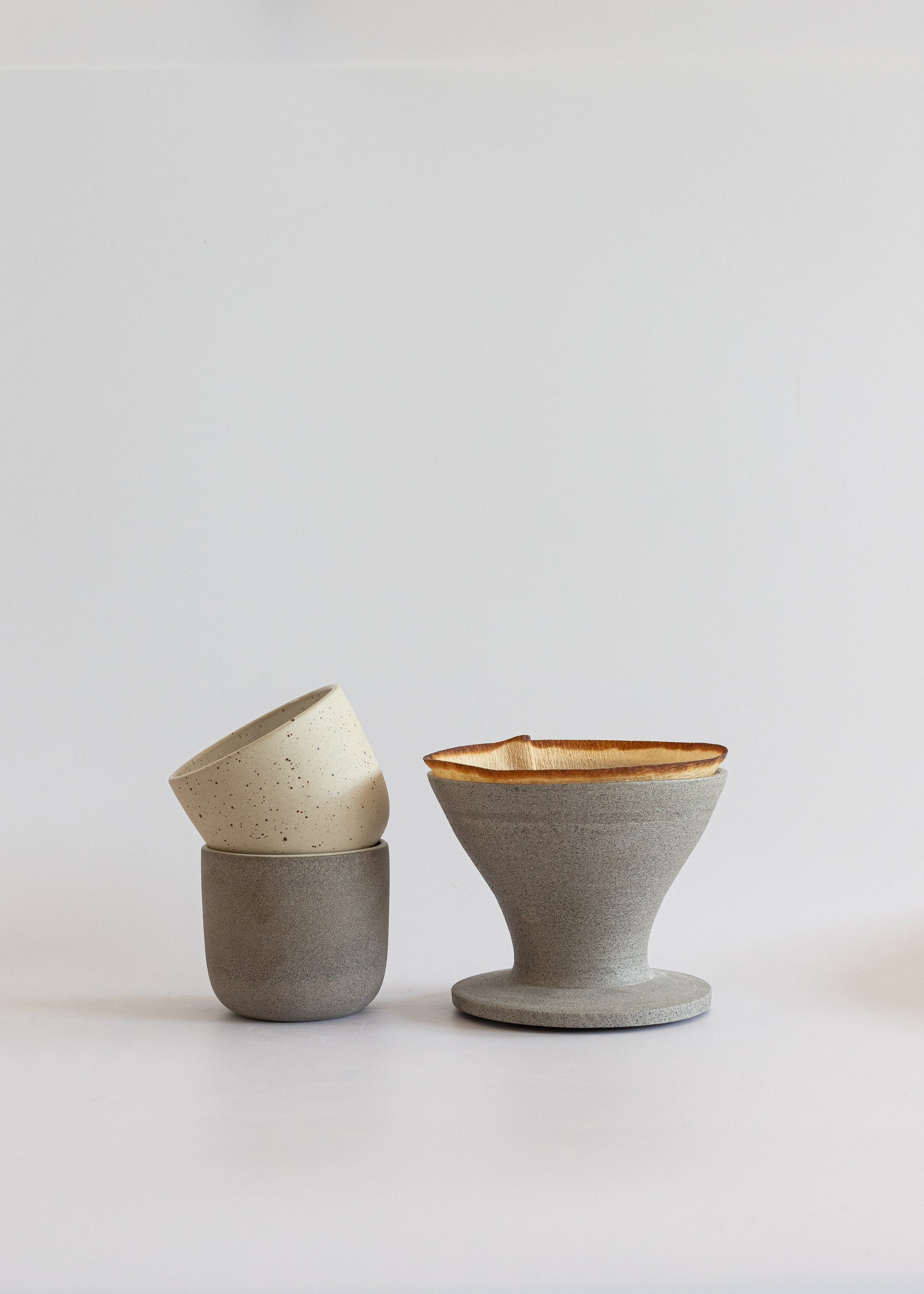 Minimalistische graue Steinzeug-Kaffeetasse, grauer Keramikbecher, Cappuccino-Tasse, Latte-Becher ohne Henkel, nordischer Stil, erdige Naturkeramik