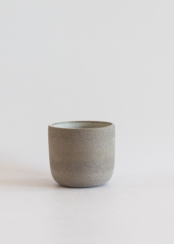 Minimalistische graue Steinzeug-Kaffeetasse, grauer Keramikbecher, Cappuccino-Tasse, Latte-Becher ohne Henkel, nordischer Stil, erdige Naturkeramik