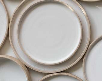 Keramikteller-Set, Minimale Teller mit Rand, weißes mattes Geschirr, natürliches unglasiertes modernes Geschirr, gesprenkeltes Geschirr, Steingutteller-Set