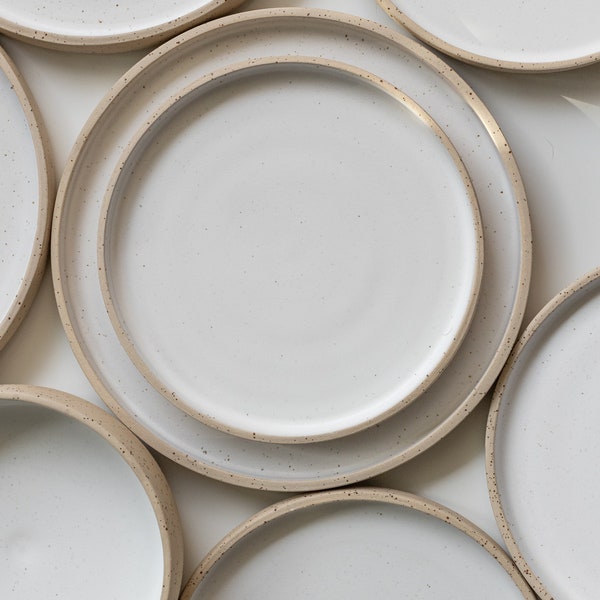 Set di piatti in ceramica, piatti minimi con bordo, piatti bianchi opachi, stoviglie moderne naturali non smaltate, piatti maculati, set di piatti in gres