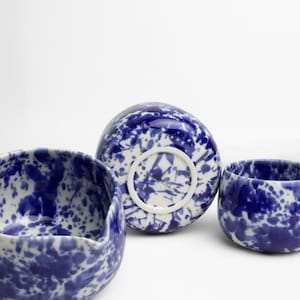 K&ouml;nnte beinhalten: Drei Keramik-Schalen mit einem blauen und wei&szlig;en Spritzmuster. Die Schalen sind in verschiedenen Gr&ouml;&szlig;en und Formen. Der Boden einer Schale tr&auml;gt die Aufschrift "Noroki".