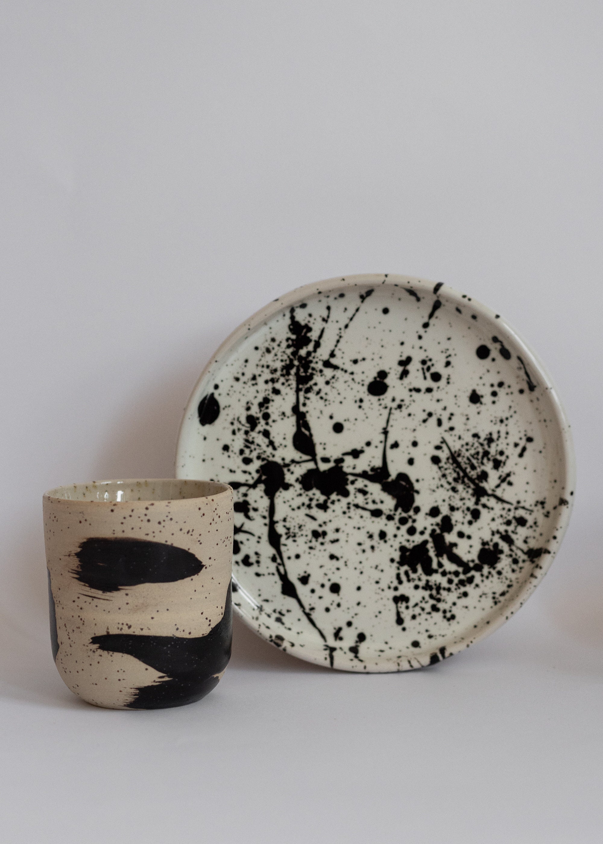 白黒陶器皿、モダンな食器、黒い斑点のある白い皿、ストーンウェア皿