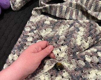 Carré au crochet avec bandoulière et bouton | Sac fait main au crochet | à bandoulière | Sac en laine au crochet violet avec bandoulière | Sac carré grand-mère