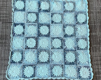 Couverture pour bébé au crochet bleue | Carré grand-mère Sunburst | Couverture pour bébé fabriquée à la main