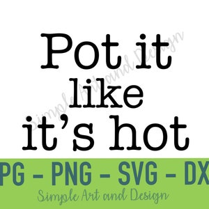 Puede incluir: Un diseño gráfico digital que presenta el texto negro Pot it like it's hot centrado sobre un fondo blanco. Debajo del texto hay una barra horizontal verde que contiene el texto negro JPG - PNG - SVG - DXF y Simple Art and Design.