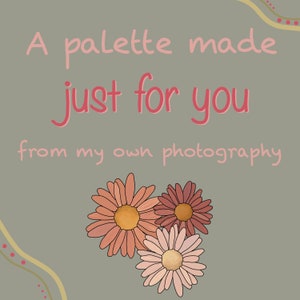 Puede incluir: Ilustraci&oacute;n digital con tres flores tipo margarita en tonos melocot&oacute;n y burdeos, con centros amarillos. El texto "A palette made just for you from my own photography" est&aacute; escrito en rosa y rojo sobre un fondo gris.
