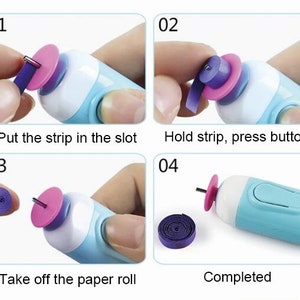 以下が含まれることがあります： ピンクとパープルのアクセントが付いた青と白の紙巻きツール。このツールは、紙のストリップをらせん状に巻くために使用されます。画像は、プロセスの4つのステップを示しています。1. ストリップをスロットに入れます。2. ストリップを保持し、ボタンを押します。3. 紙のロールを取り外します。4. 完了しました。