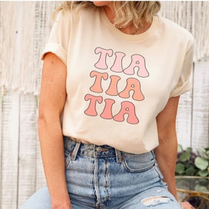Retro Tia Shirt, Auntie Shirt, New Aunt Shirt, New Tia Shirt, Gift for aunt, pregnancy announcement, Christmas gift Tia,  Gift from