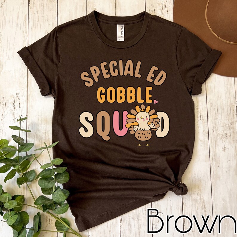 Peut inclure: T-shirt marron avec le texte "Special Ed Gobble Squad" et une illustration de dinde de dessin anim&eacute;.