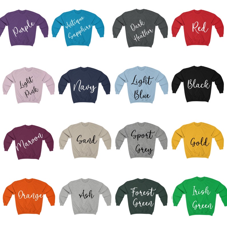 Puede incluir: Una colecci&oacute;n de 16 sudaderas con cuello redondo en varios colores, incluyendo morado, zafiro antiguo, gris oscuro jaspeado, rojo, rosa claro, azul marino, azul claro, negro, granate, arena, gris deportivo, dorado, naranja, ceniza, verde bosque y verde irland&eacute;s. Cada sudadera tiene un color diferente y una etiqueta de texto que indica el color.
