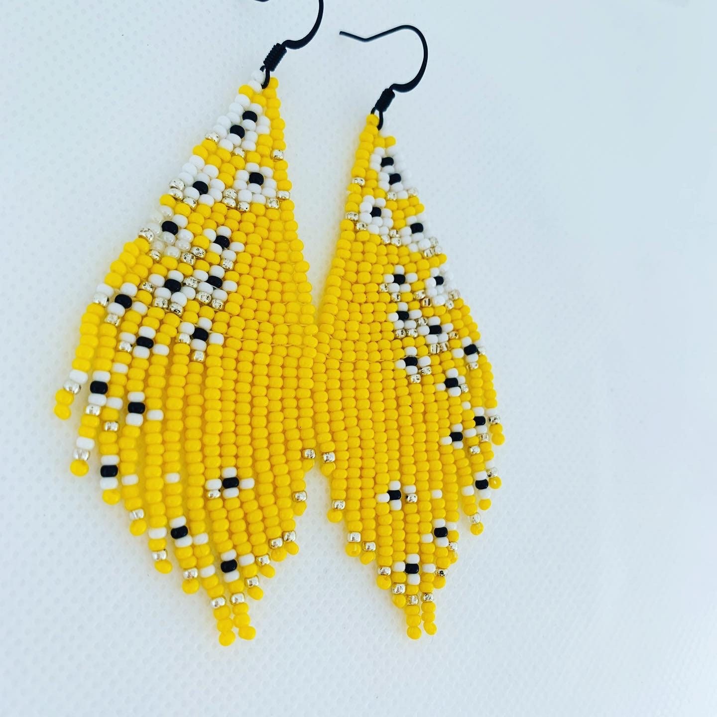 Daisy beaded earrings White flowers beaded earrings Fringe Etsy