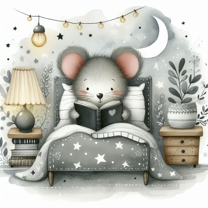 Op de afbeelding: Een grijze muis met een roze shirt zit in een grijs bed met een grijs en wit sterrenpatroon. De muis leest een zwart boek met een hart op de kaft. Het bed heeft een grijs hoofdeinde en een wit kussen. Er is een nachtkastje met een lamp en een stapel boeken aan de linkerkant van het bed en een nachtkastje met een lade aan de rechterkant van het bed.